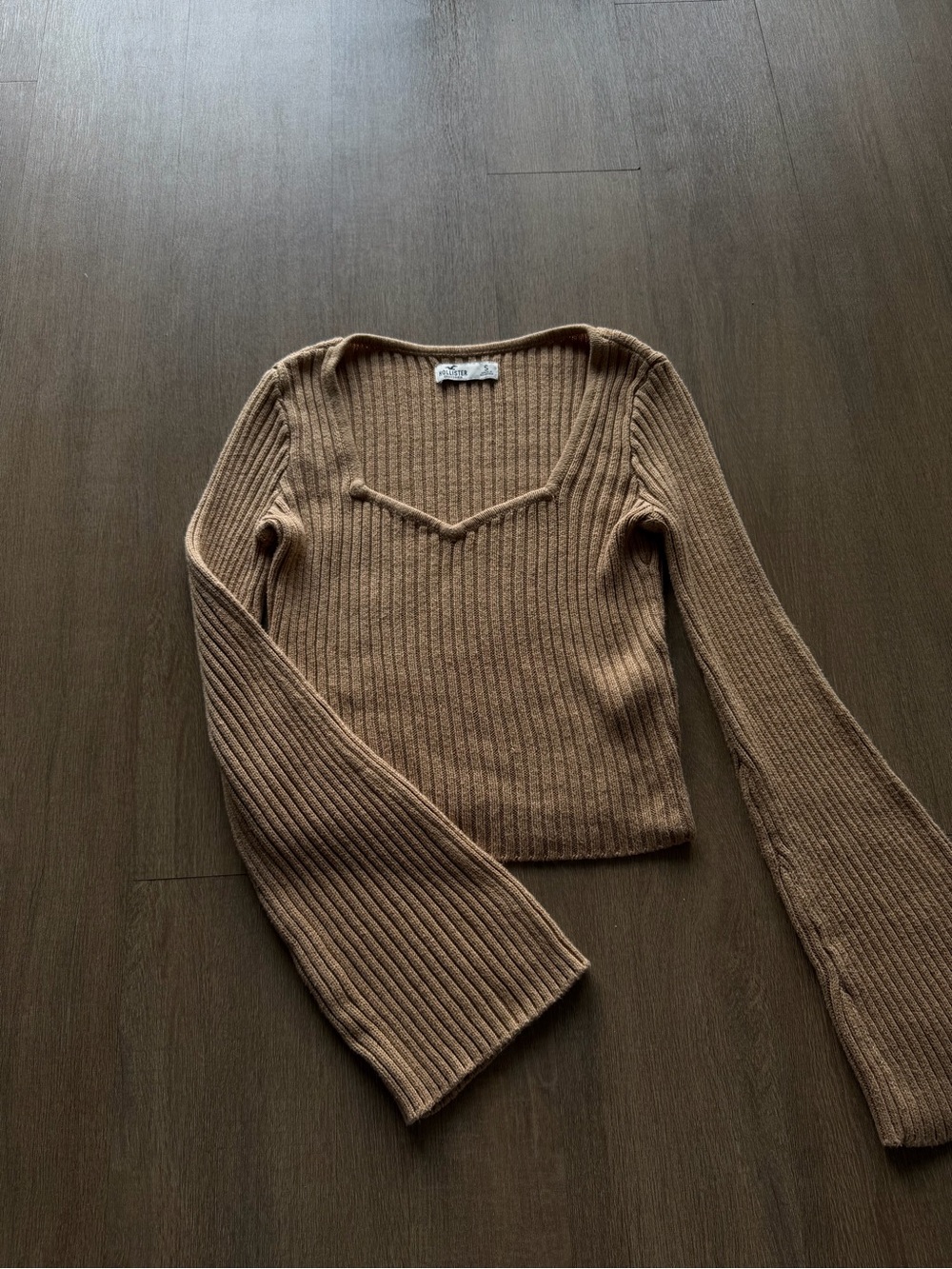 Hollister Ribbed V‑Neck Bell Sleeve Sweater in Camel Brown